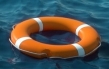 Оранжевый спасательный круг на воде. концепция помощи, спасения, утопления,  шторм. копировать пространство 3d иллюстрации, 3d-рендеринга. | Премиум Фото